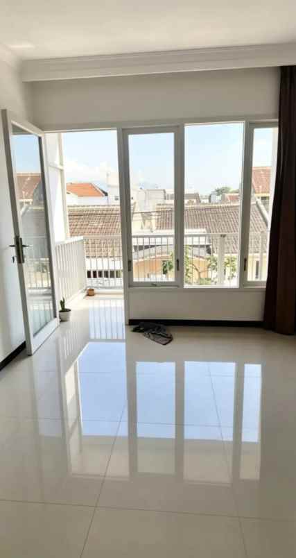 dijual rumah 2 lantai elegan lokasi sawojajar