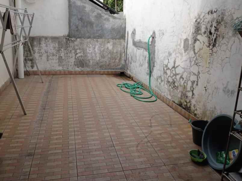 dijual rumah 2 lantai siap huni di kawasan perumahan