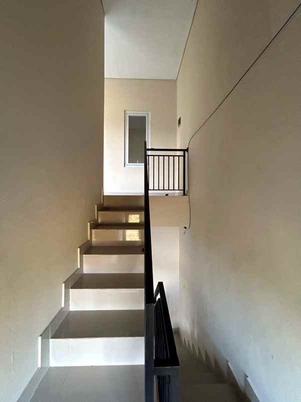 dijual rumah 2 lantai view sawah di cekomaria denpasar