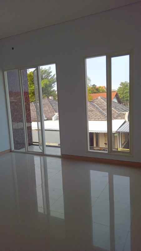 dijual rumah baru di rungkut