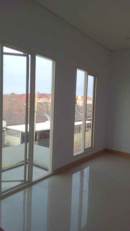 dijual rumah baru di rungkut