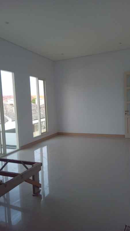 dijual rumah baru di rungkut