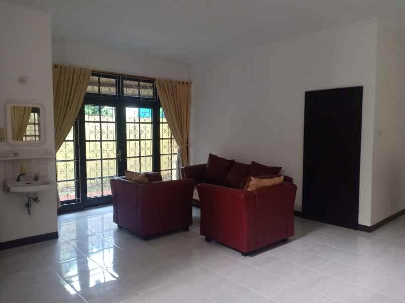 dijual rumah cantik di cipinang indah