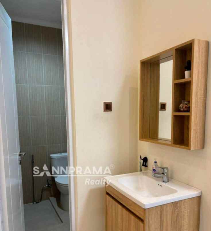 dijual rumah cantik semi furnished siap huni