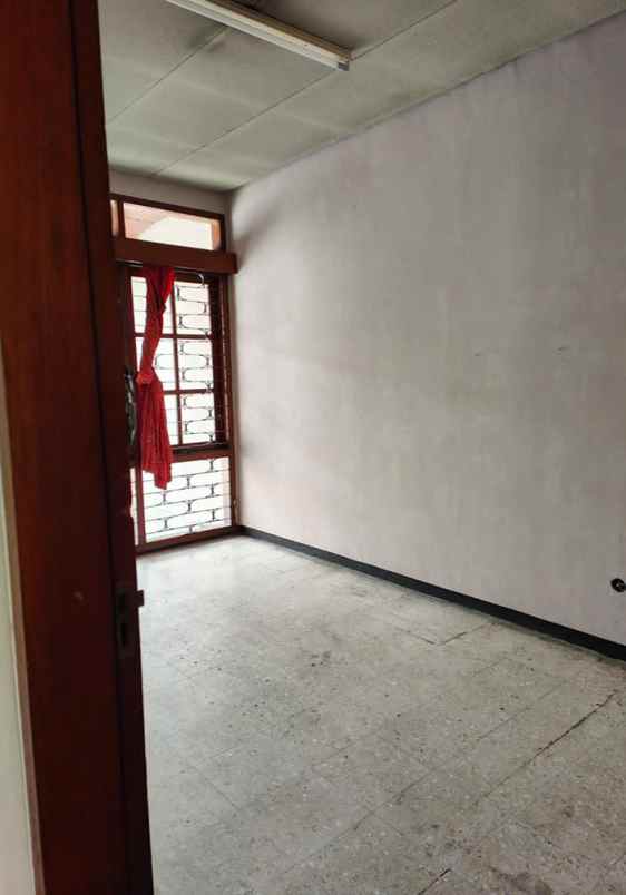 dijual rumah cihapit