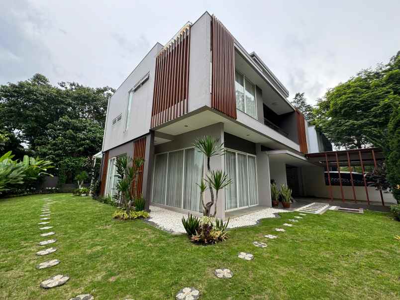 dijual rumah dago