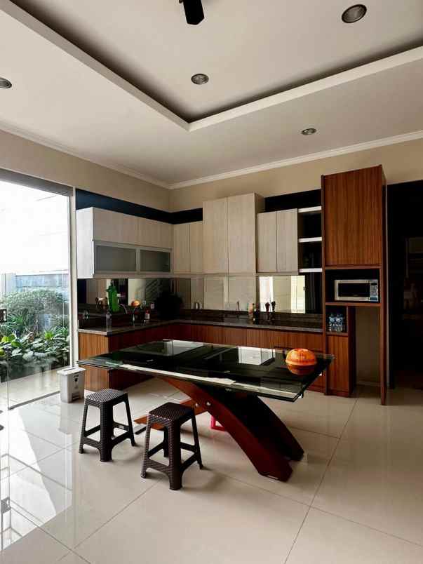 dijual rumah di citraland surabaya