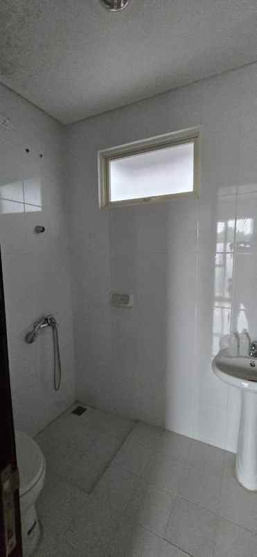 dijual rumah di jakarta garden city