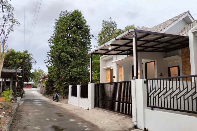 dijual rumah geneng