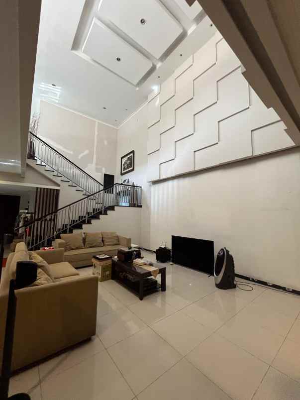dijual rumah graha famili