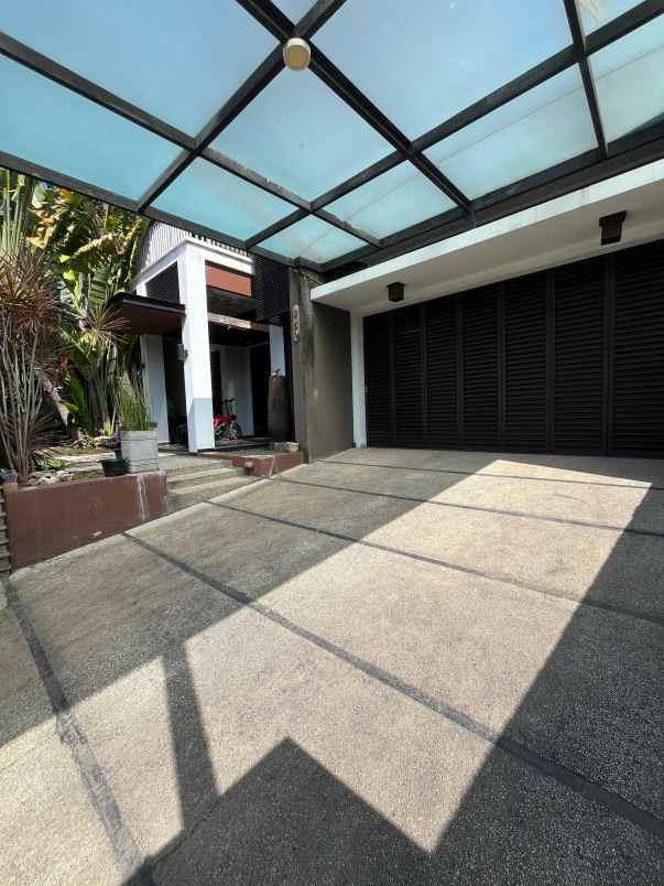 dijual rumah graha famili