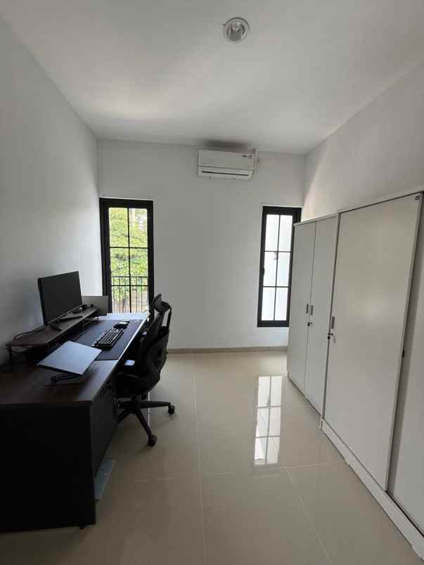 dijual rumah green mansion regency