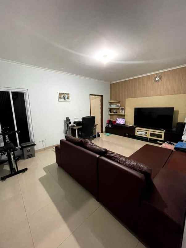 dijual rumah holis