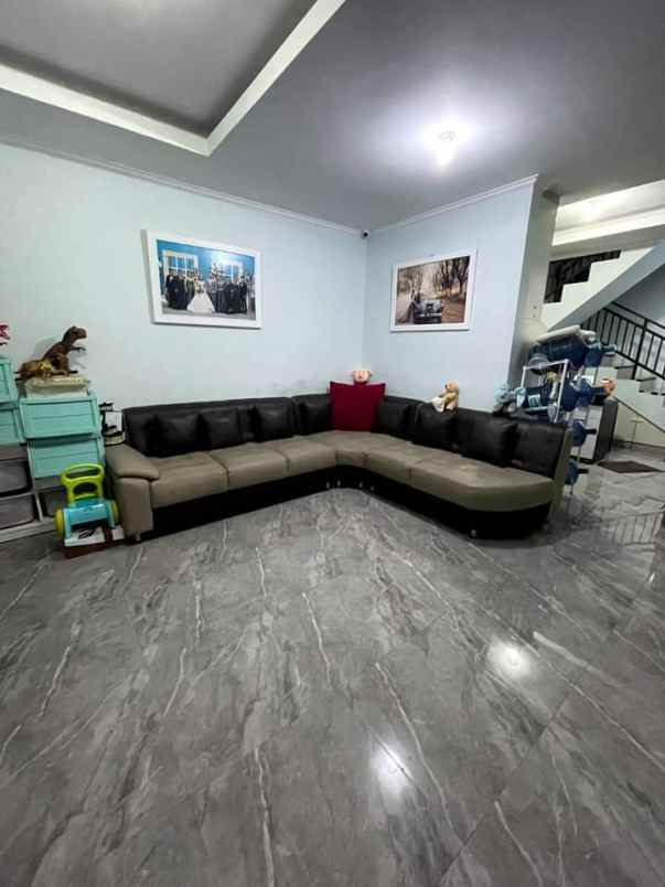dijual rumah holis
