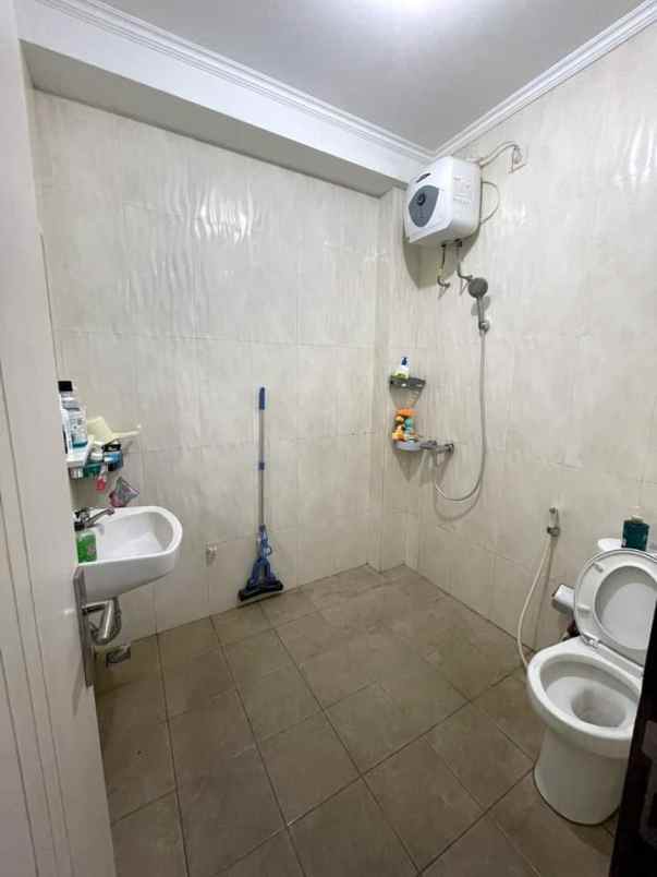 dijual rumah holis
