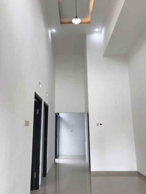 dijual rumah istana bandara residence
