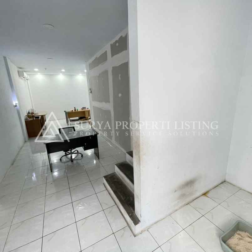 dijual rumah jalan karya wisata komplek