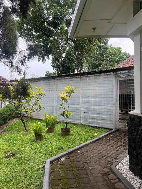 dijual rumah jalan naripan