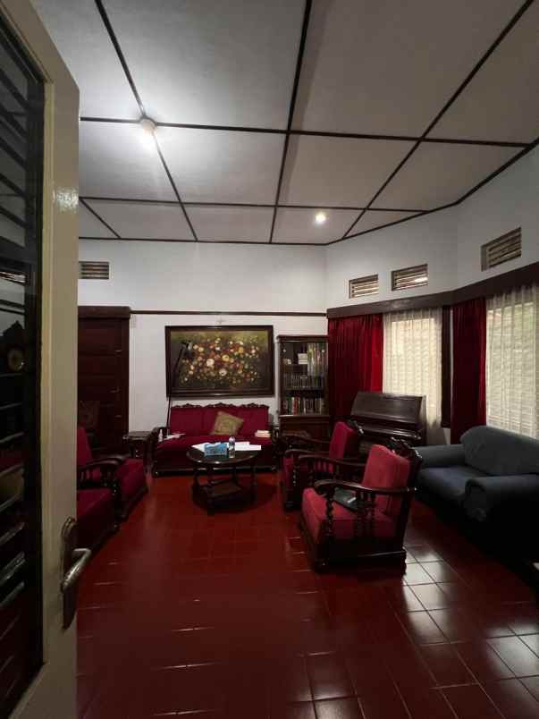 dijual rumah jalan naripan