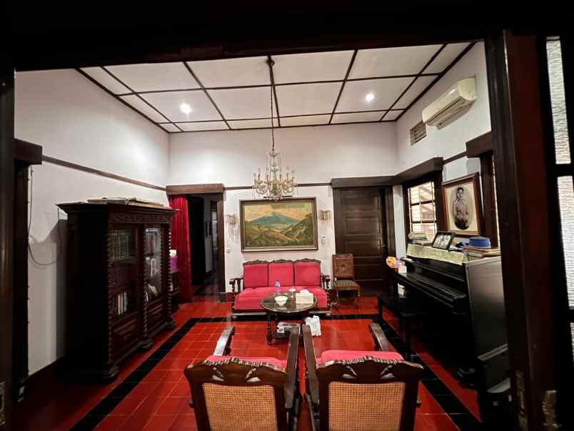 dijual rumah jalan naripan
