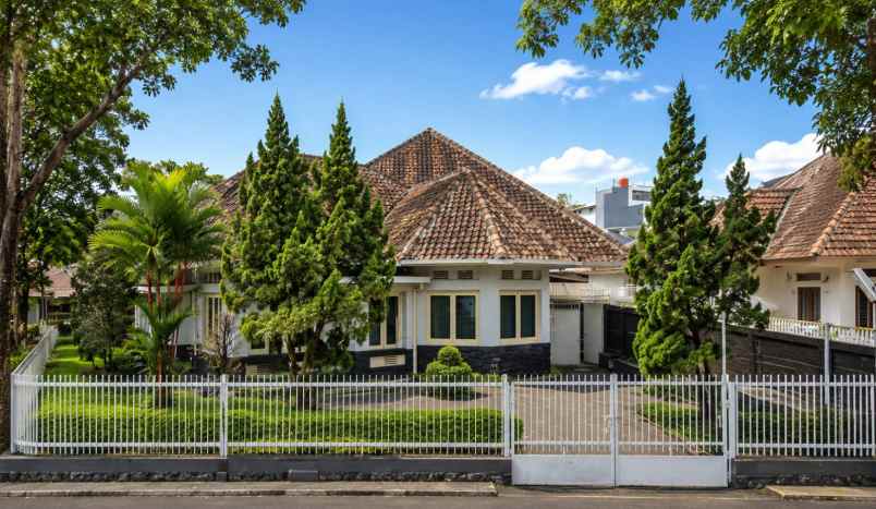 dijual rumah jalan naripan
