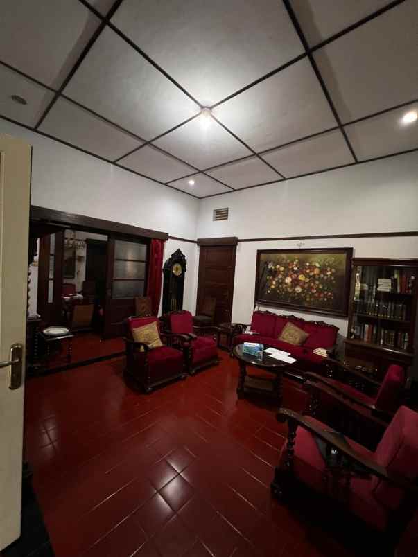 dijual rumah jalan naripan