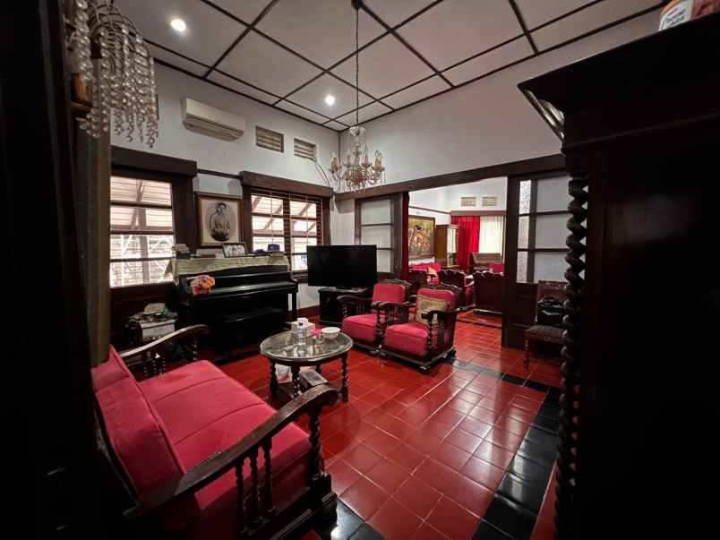 dijual rumah jalan naripan
