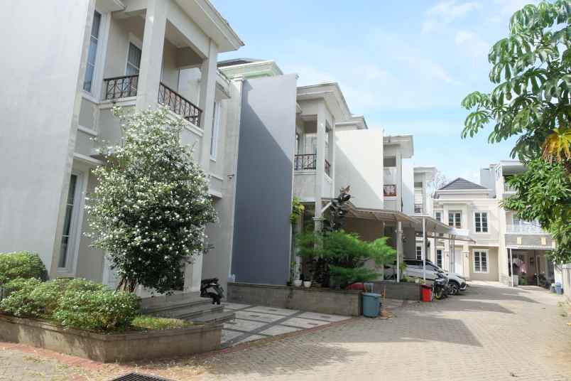 dijual rumah jalan raya jambore no 31