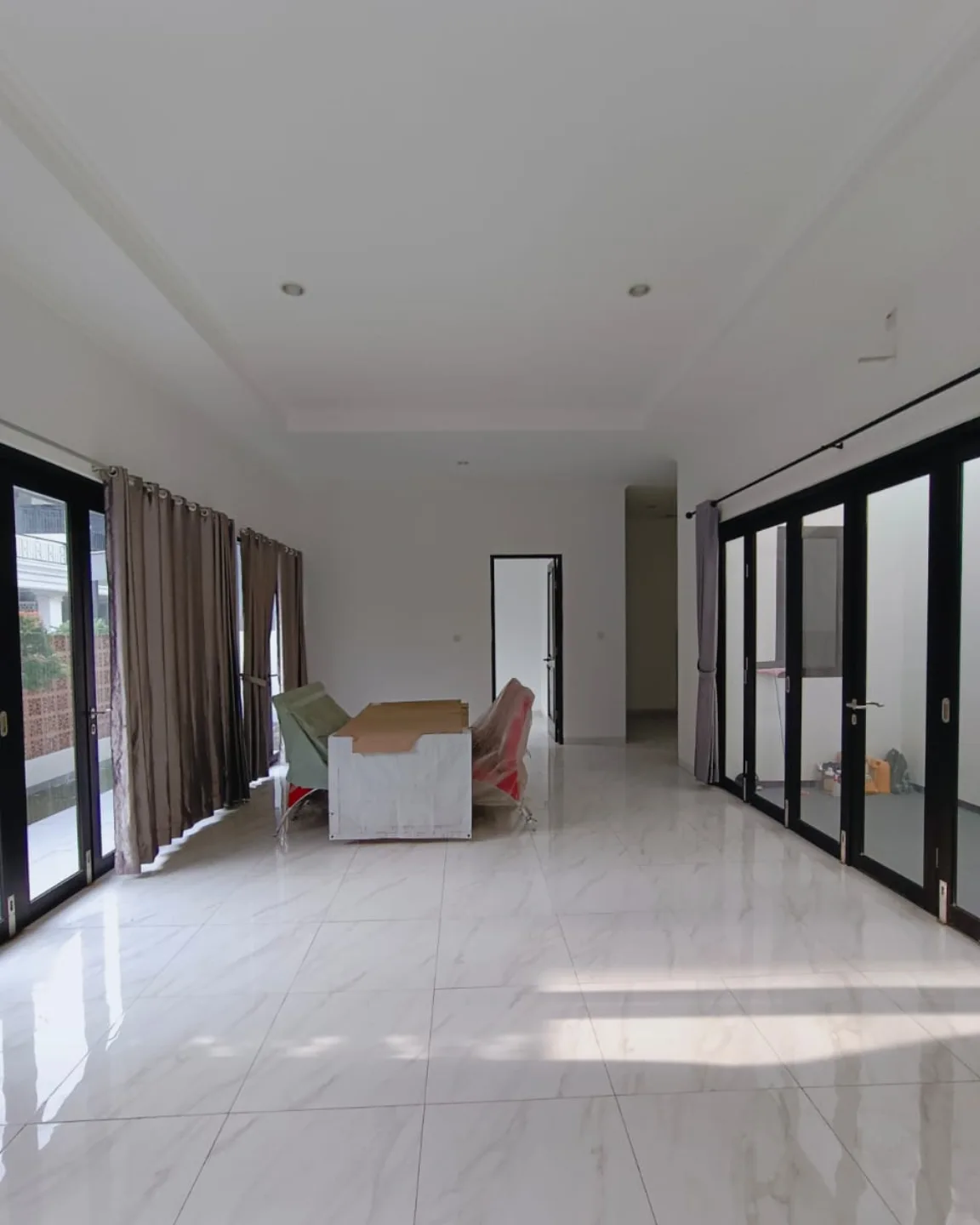 dijual rumah jalan raya komplek meruya