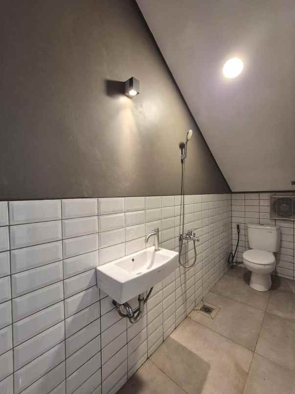 dijual rumah jalan raya permata bintaro