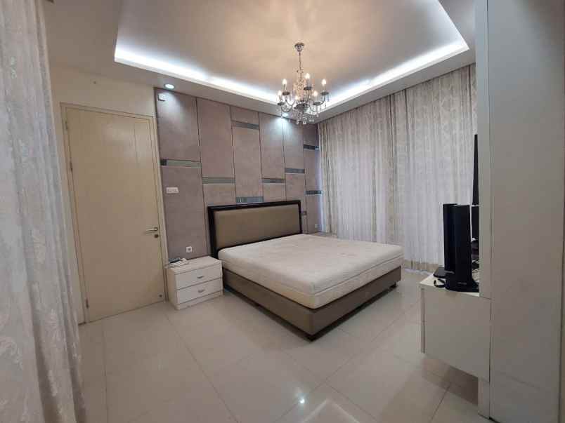 dijual rumah jalan royal residence