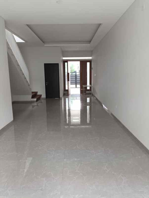 dijual rumah jl kesehatan ciputat