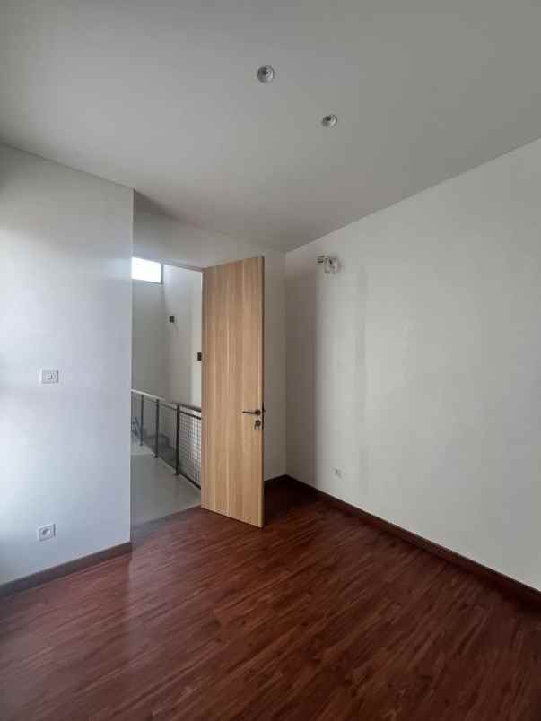 dijual rumah jl megapolitan cinere