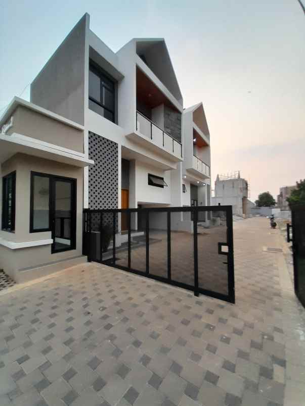 dijual rumah jl warung sila jagakarsa