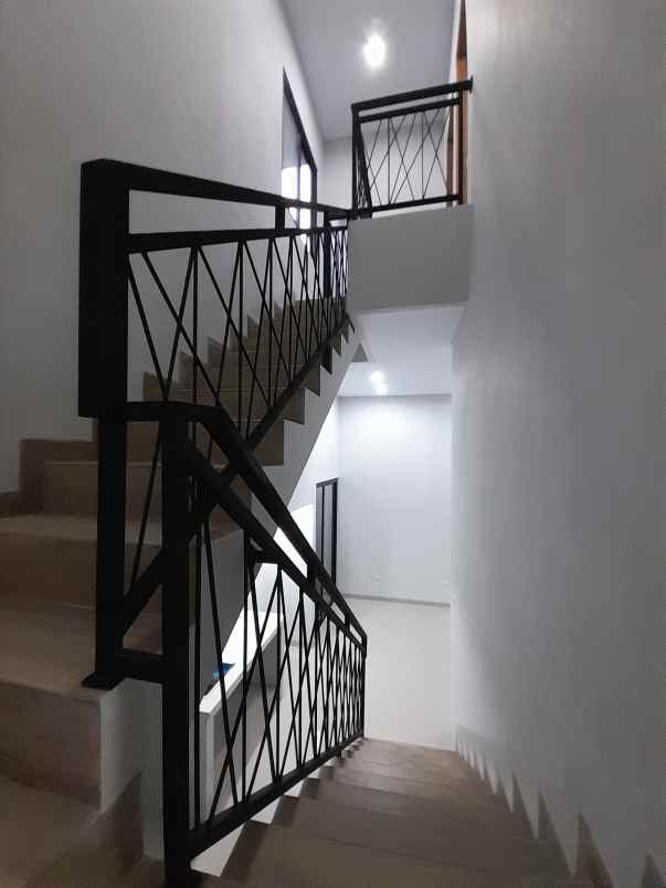 dijual rumah jl warung sila jagakarsa