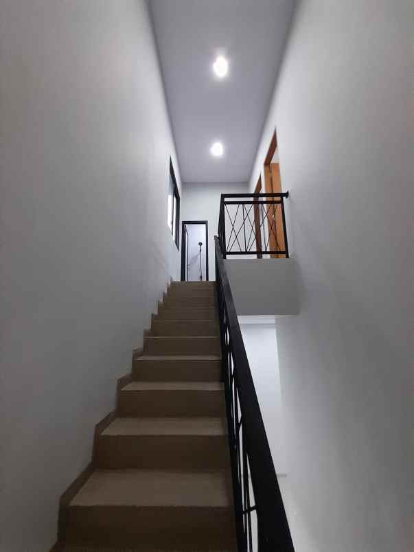 dijual rumah jl warung sila jagakarsa