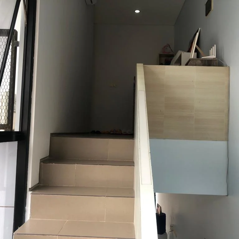 dijual rumah jln raya karang tengah