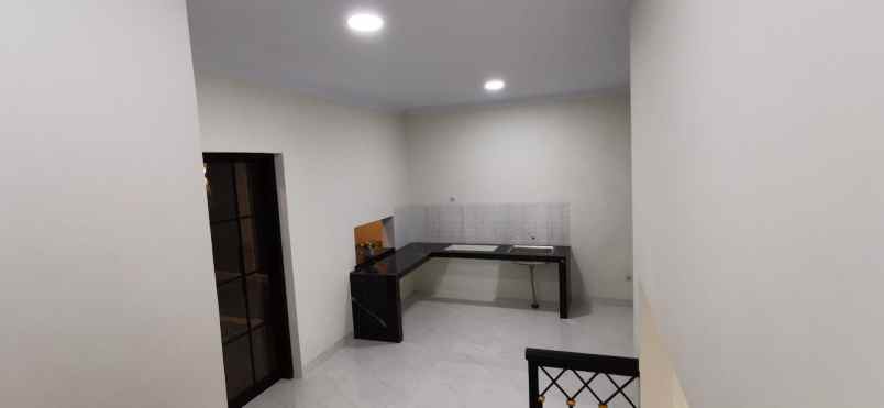 dijual rumah jln raya meruyung limo depok