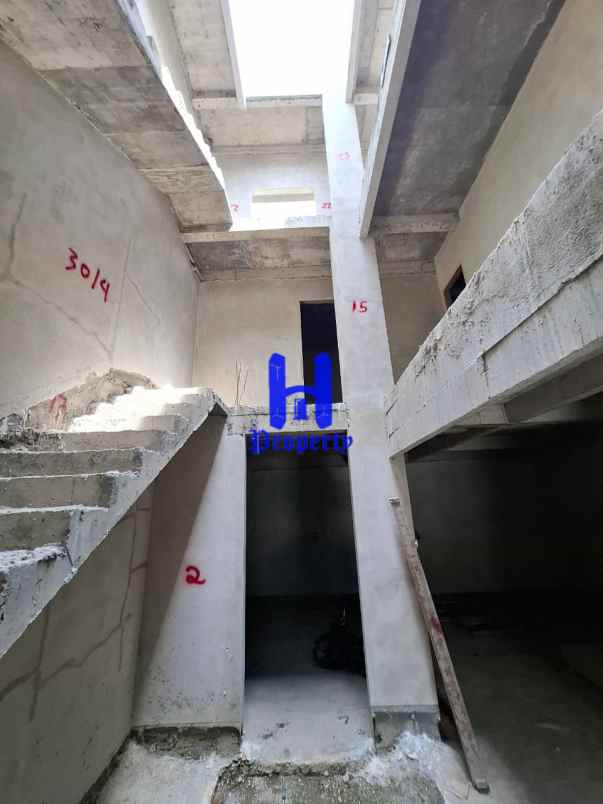 dijual rumah komplek citraland gama