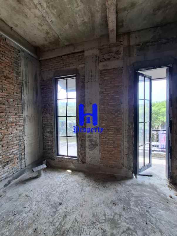 dijual rumah komplek citraland gama