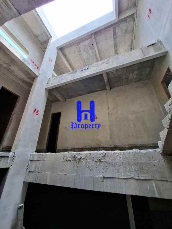 dijual rumah komplek citraland gama