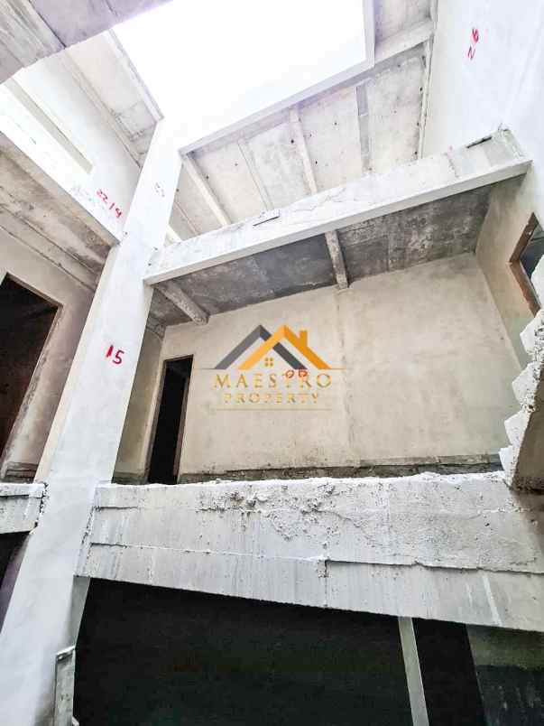 dijual rumah komplek citraland gama