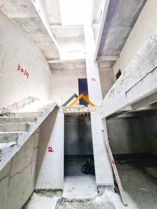 dijual rumah komplek citraland gama