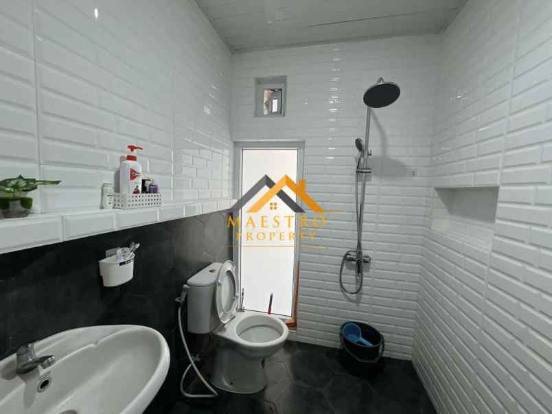 dijual rumah komplek karya bakti