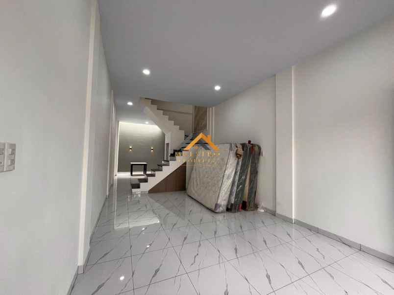 dijual rumah komplek mentari starlight