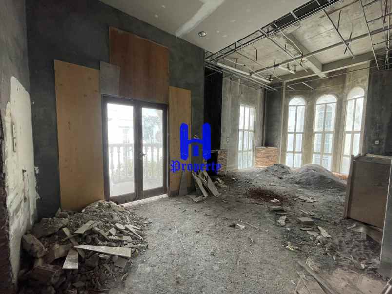 dijual rumah komplek royal sumatera