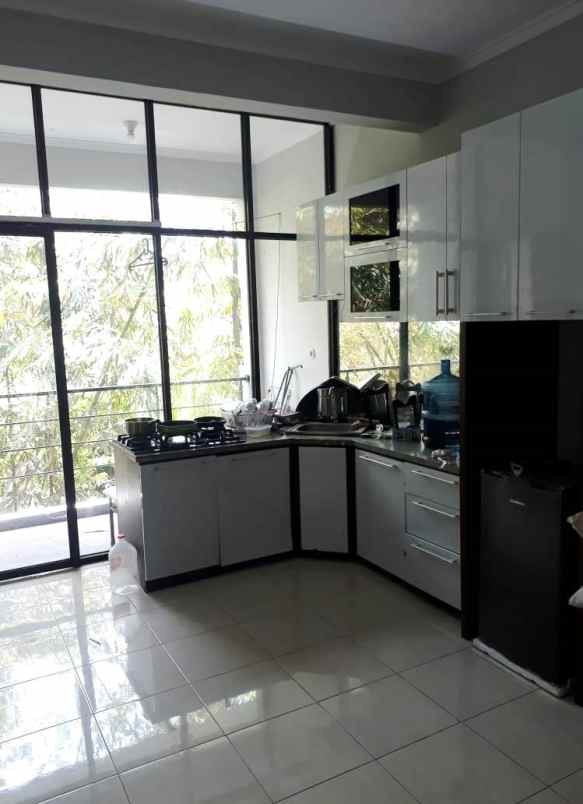 dijual rumah komplek sariwangi