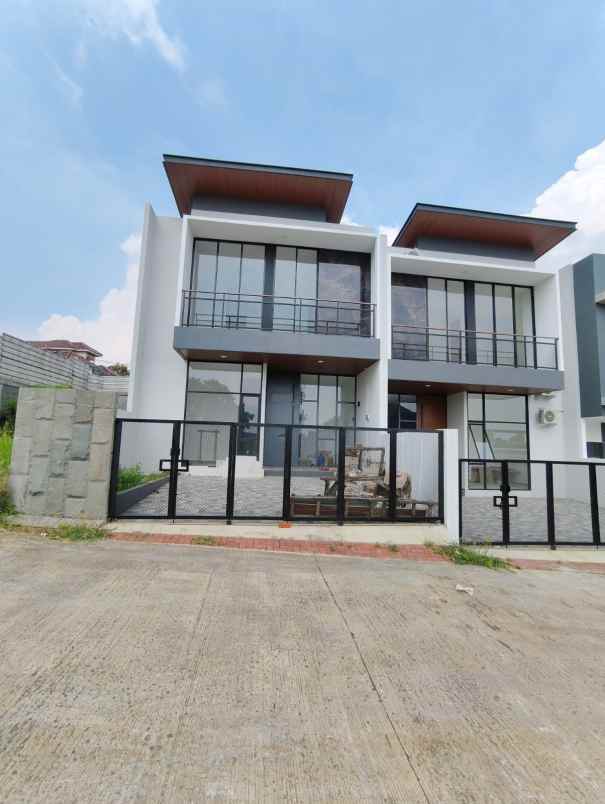 dijual rumah komplek setraduta