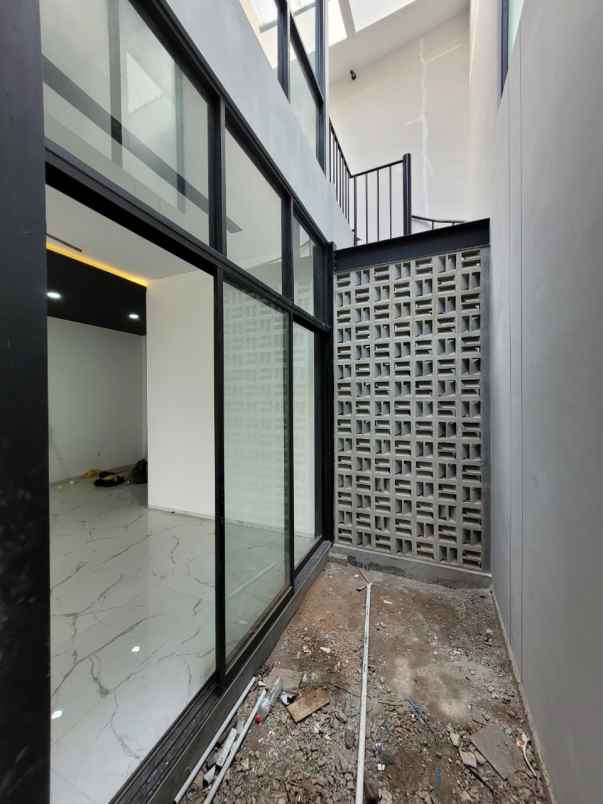 dijual rumah komplek setraduta