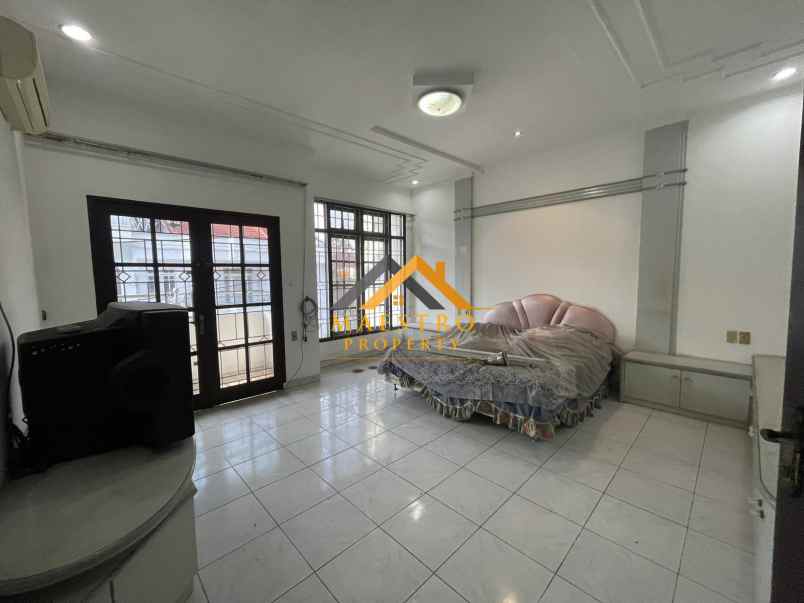 dijual rumah komplek villa polonia